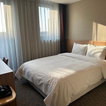 Golden Harbor Hotel Пхёнтхэк Экстерьер фото