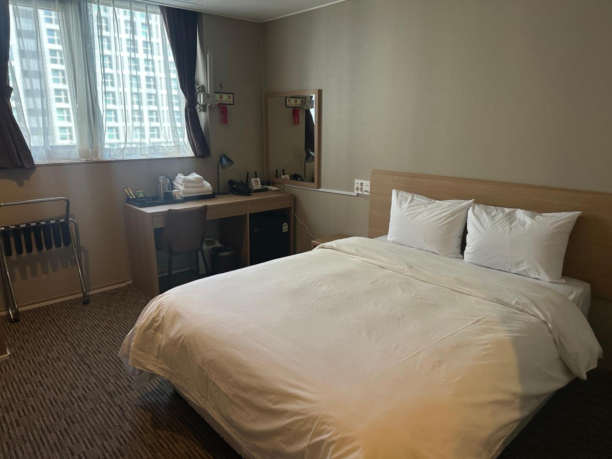 Golden Harbor Hotel Пхёнтхэк Экстерьер фото